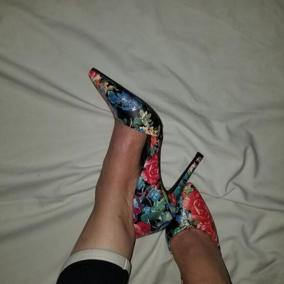 High heels  flower designs well worn - Picture 1 of 14